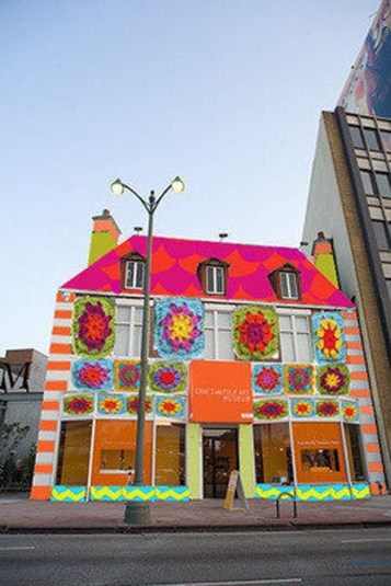 la-lh-yarnbombing-cafam-20121106-002-001